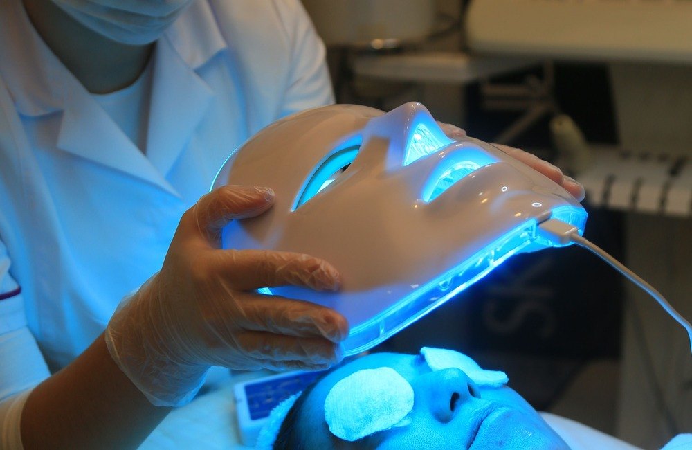 Photo de corps d'article : les masques LED grand public ont rendu la lumière LED très visible, mais un protocole médical reste personnalisé.